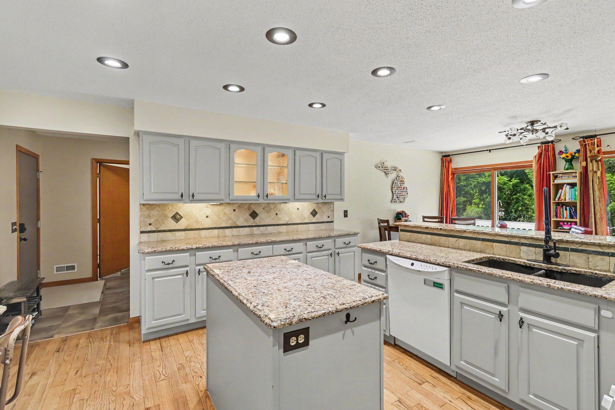 2685 Hunters Point Kalamazoo, MI 49048 - Photo 5 of 34 005_file_8450