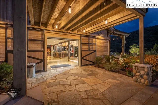 a view of an outdoor space