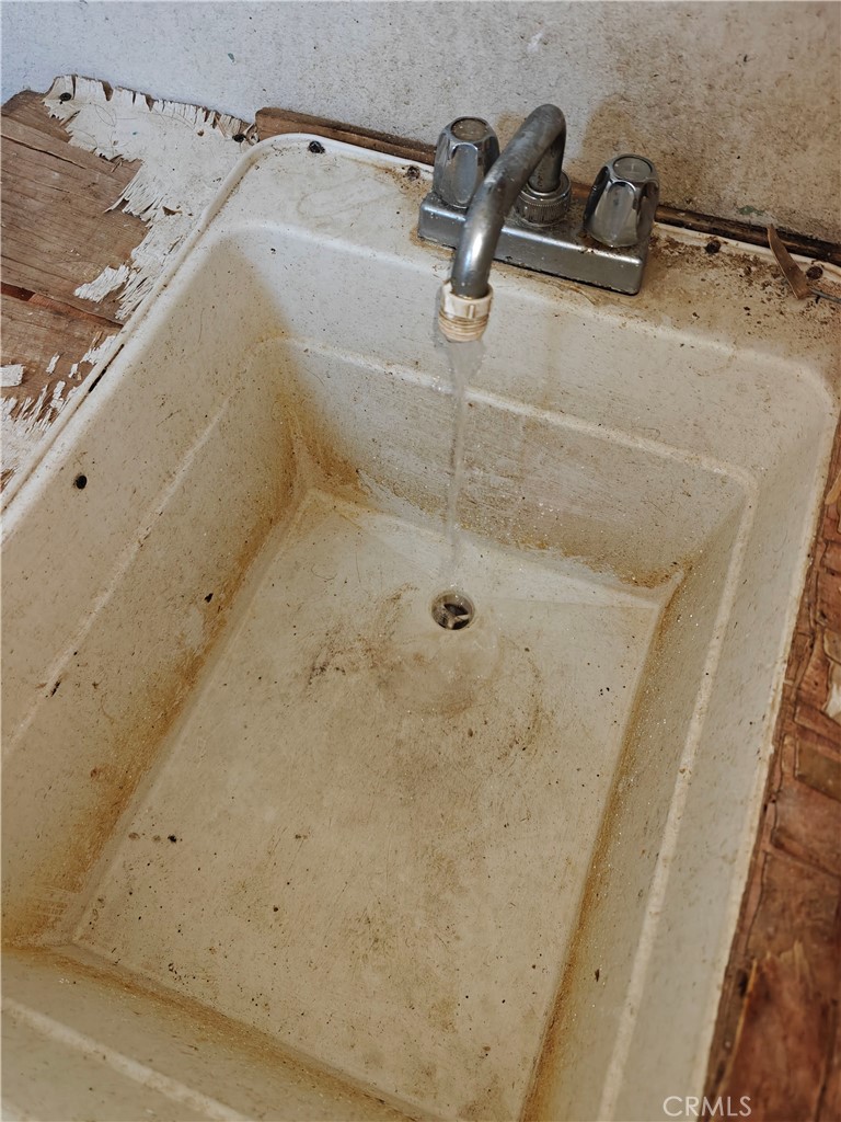 31576 Emerald Road Lucerne Valley, CA 92356 - Photo 23 of 44 a bathroom with a shower