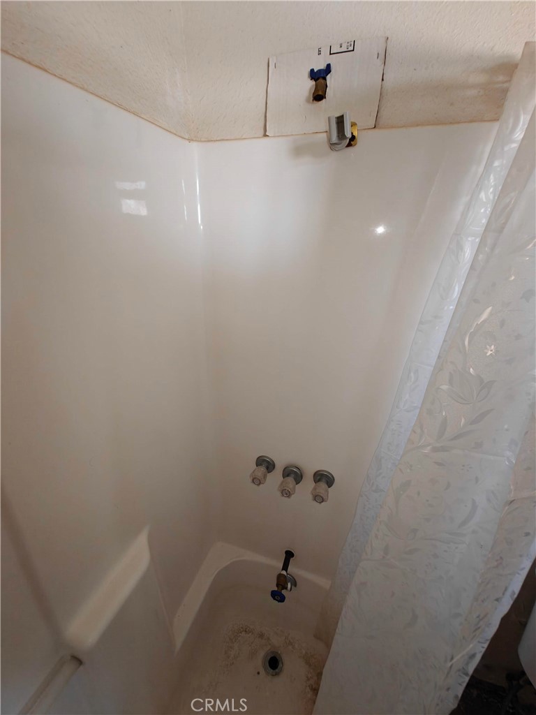 31576 Emerald Road Lucerne Valley, CA 92356 - Photo 25 of 44 a bathroom with a bathtub