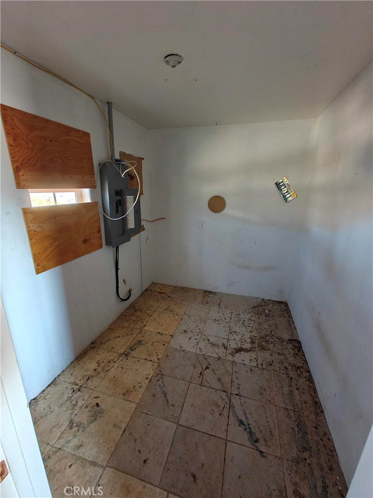 31576 Emerald Road Lucerne Valley, CA 92356 - Photo 27 of 44 a view of a hallway