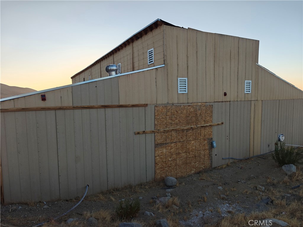31576 Emerald Road Lucerne Valley, CA 92356 - Photo 6 of 44 a side view of a wooden house