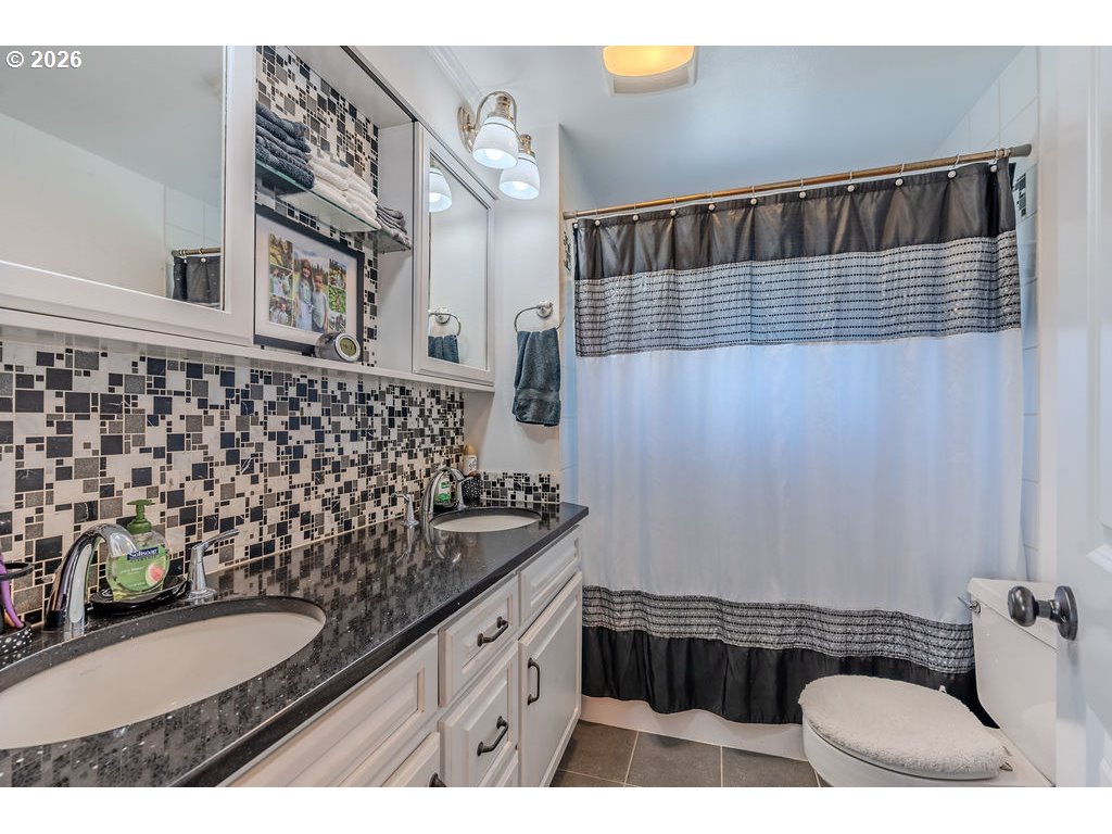 32728 Northeast Chamberlain Road Corbett, OR 97019 - Photo 18 of 45 Bathroom