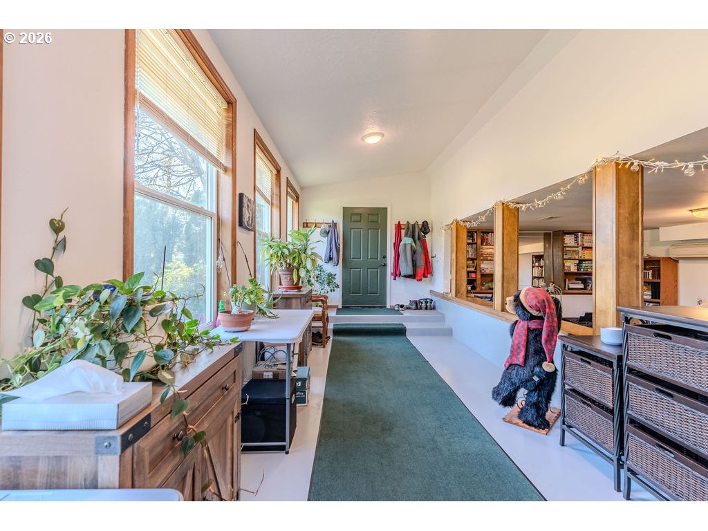 32728 Northeast Chamberlain Road Corbett, OR 97019 - Photo 5 of 45 Entrance/Foyer