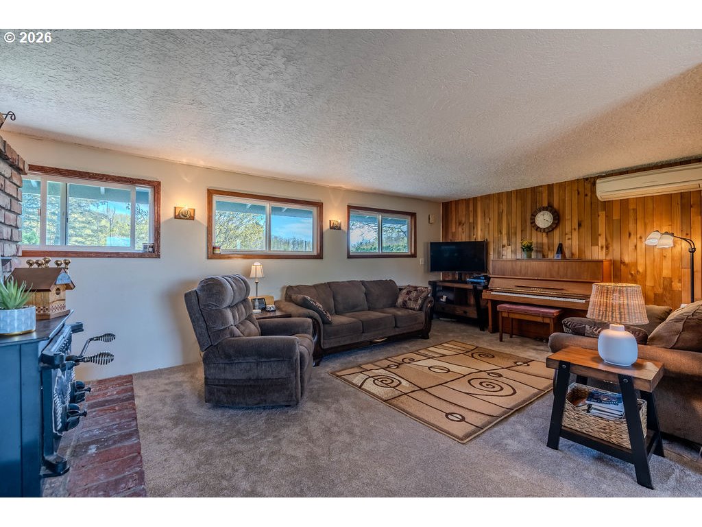 32728 Northeast Chamberlain Road Corbett, OR 97019 - Photo 7 of 45 Living Room