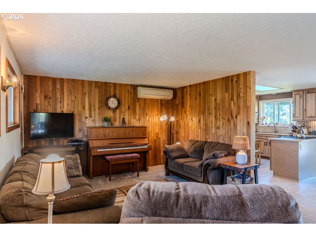 32728 Northeast Chamberlain Road Corbett, OR 97019 - Photo 8 of 45 Living Room