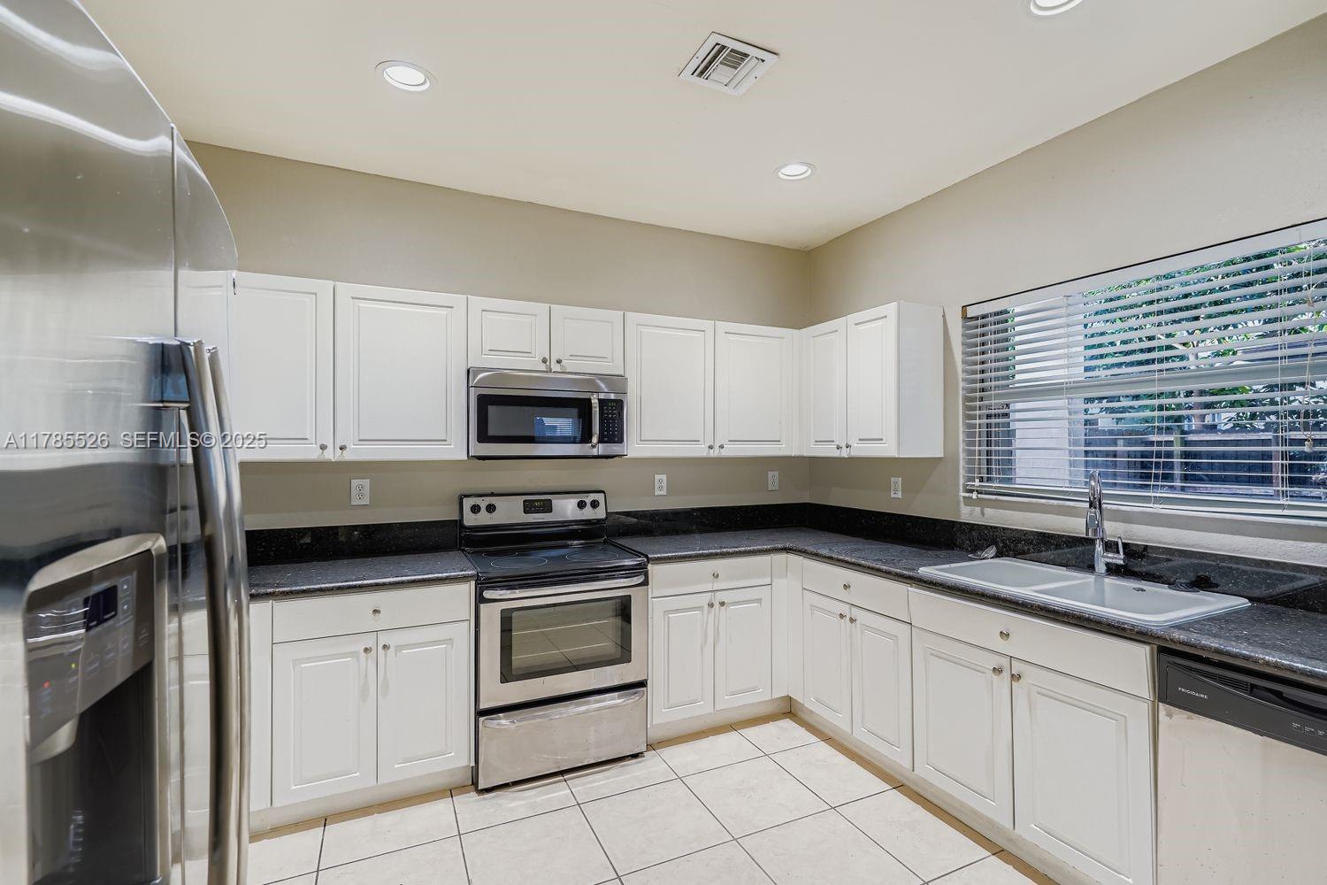 146 Northeast 36th Terrace Homestead, FL 33033 - Photo 9 of 37