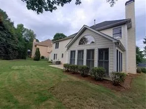a view of a house with backyard and garden