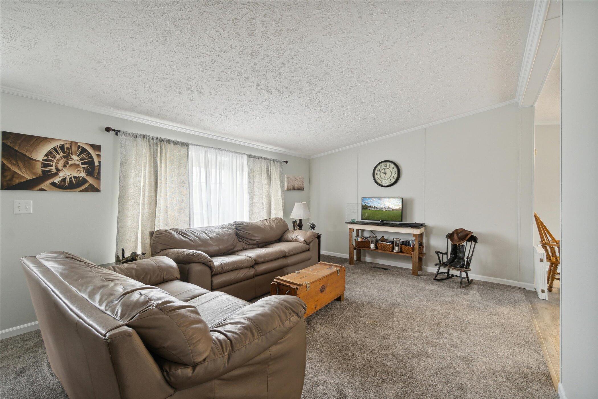 6925 Jones Road Jackson, MI 49201 - Photo 12 of 41 Jones family room