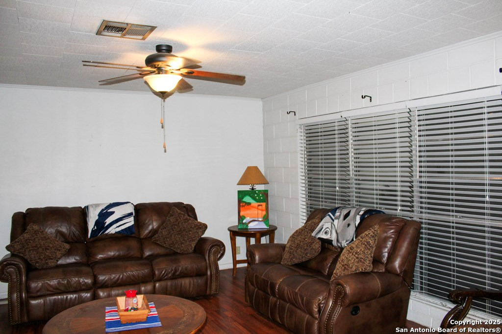 102 Holman Road Lake City, TX 78368 - Photo 13 of 27 a living room with furniture