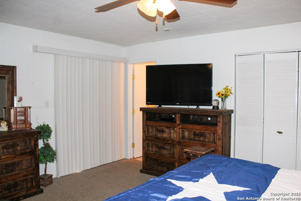 102 Holman Road Lake City, TX 78368 - Photo 6 of 27 a room with furniture and flat screen tv