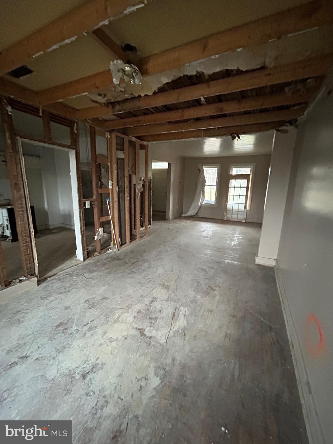 2802 Springhill Avenue Baltimore, MD 21215 - Photo 3 of 9 Living/dining area