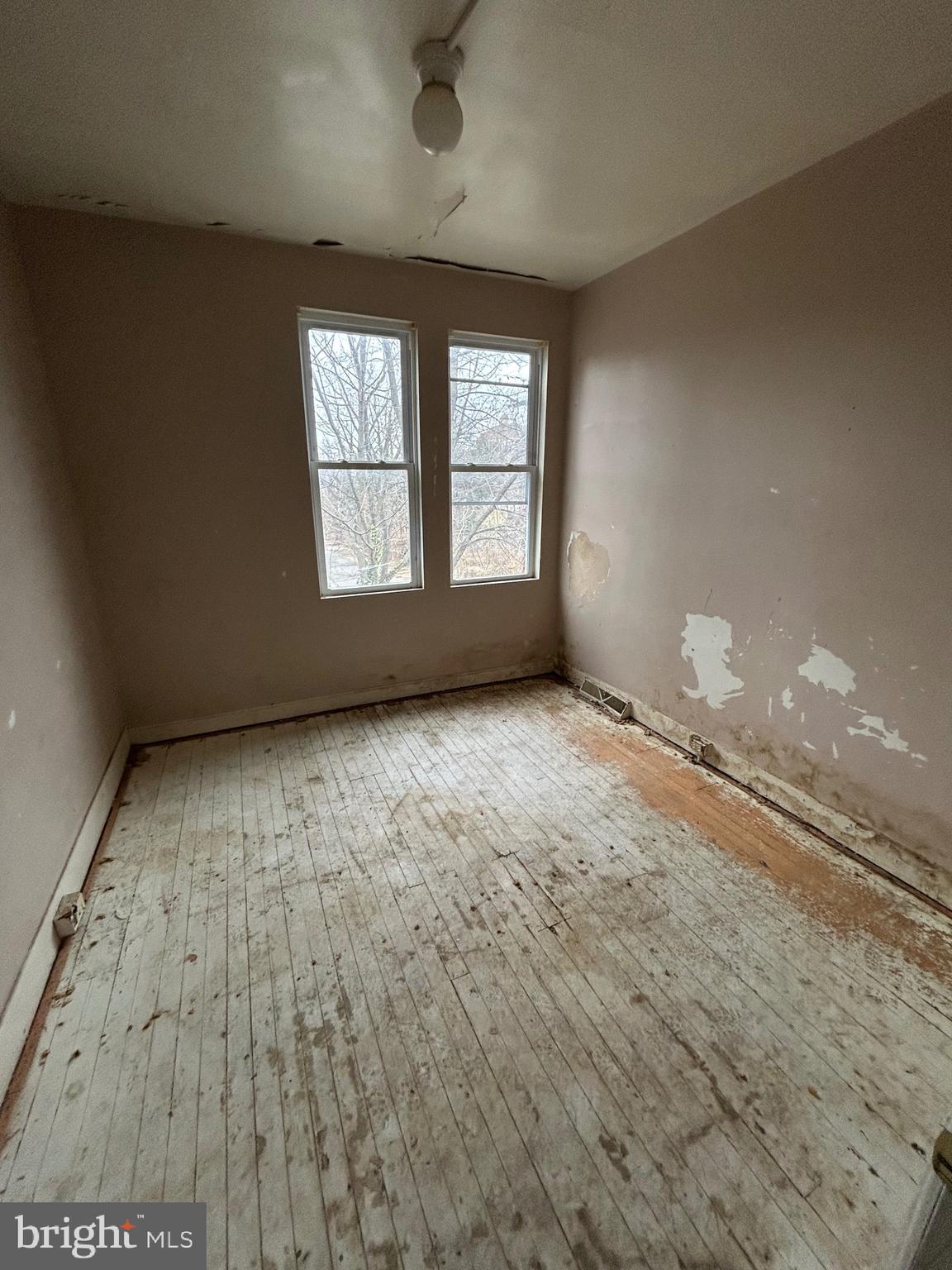 2802 Springhill Avenue Baltimore, MD 21215 - Photo 5 of 9 Bedroom 1