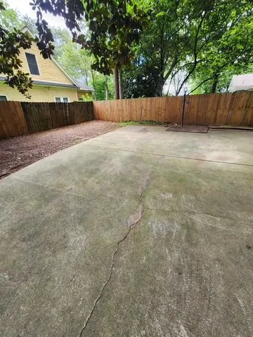 a view of a backyard