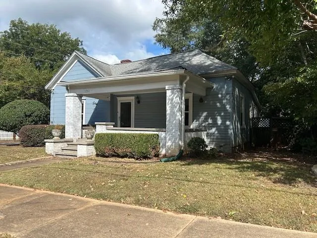 a view of a house with a yard