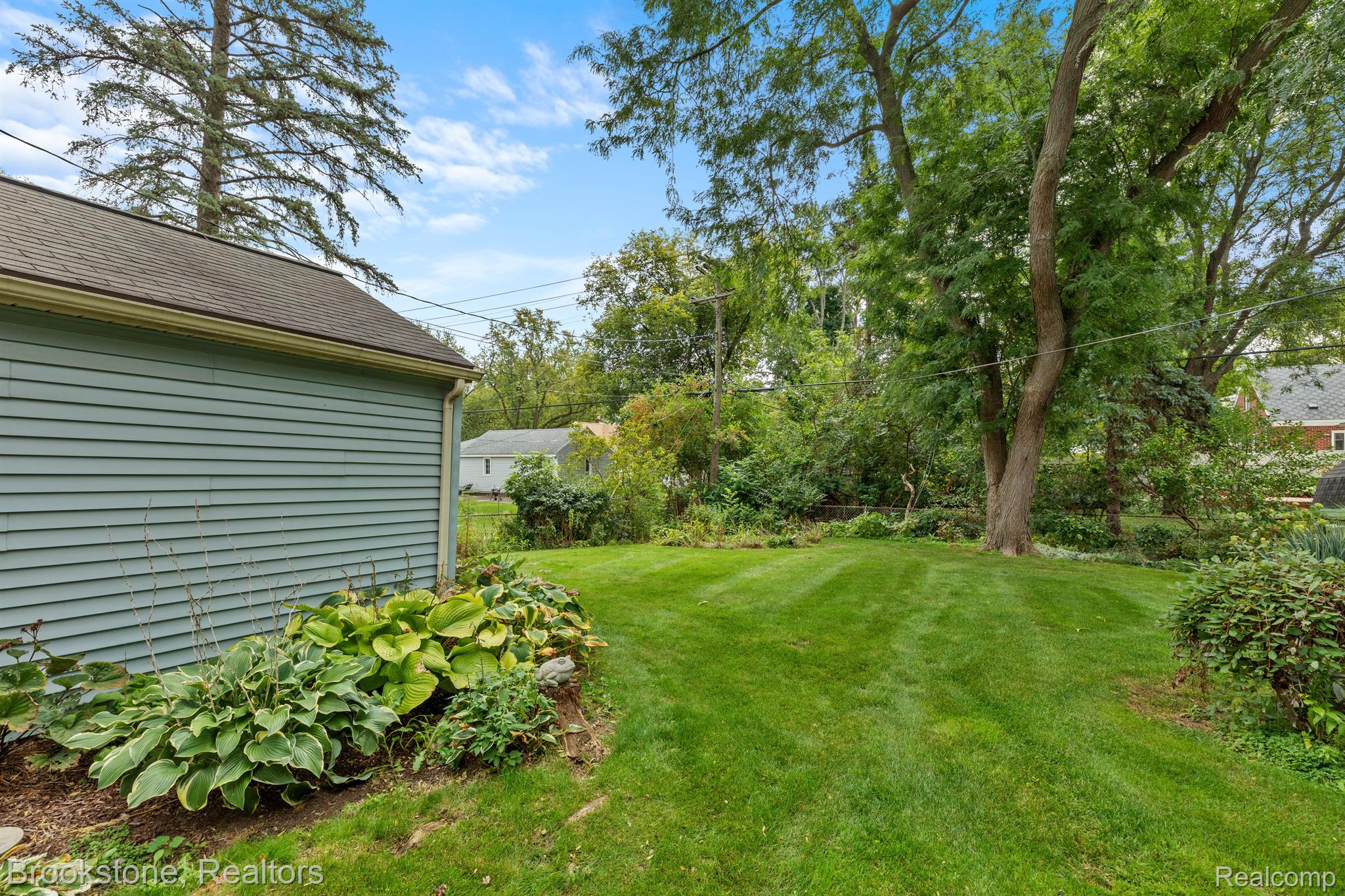 4171 Elizabeth Lake Road Waterford, MI 48328 - Photo 23 of 38 Park like yard