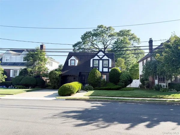 $699,000 | 266 East Chester Street, Valley Stream, NY 11580