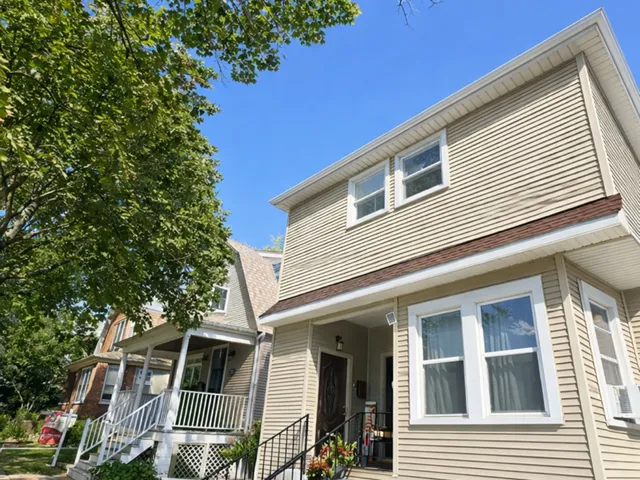 $2,000 | 3611 North Sacramento Avenue, Chicago, IL 60618