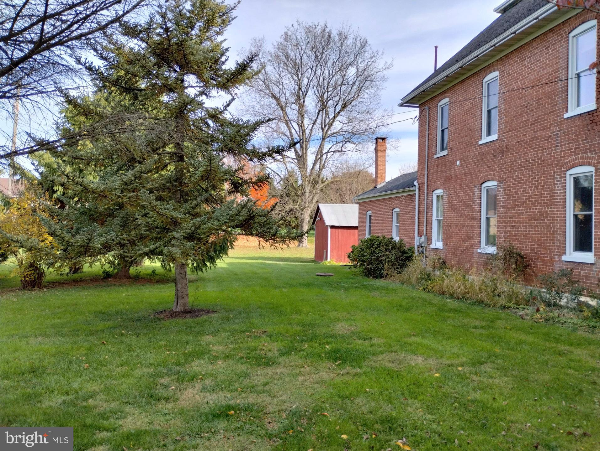 421 Arrowhead Drive Lititz, PA 17543 - Photo 7 of 39 Side yard