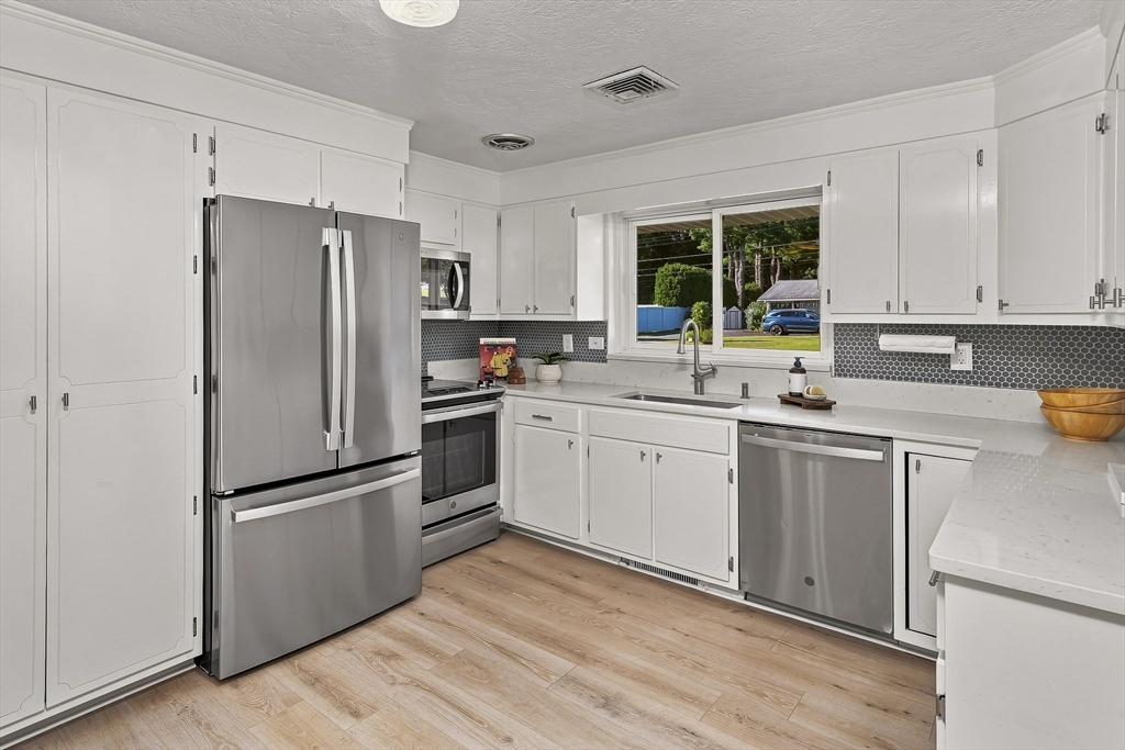 4 Nadine Road Framingham, MA 01701 - Photo 9 of 33 Gallery Image 9