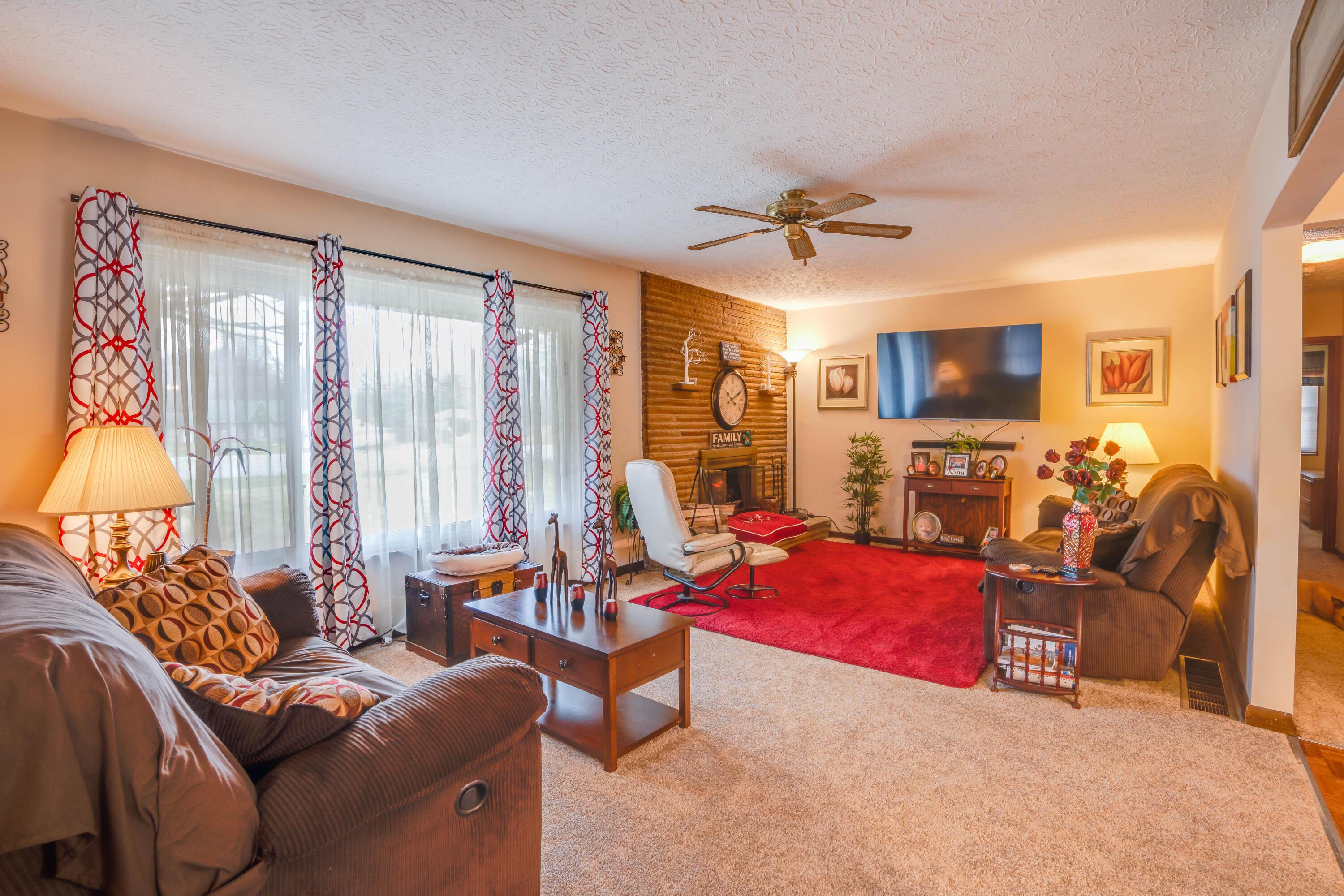3604 South Hamilton Road Columbus, OH 43232 - Photo 12 of 24 Living room