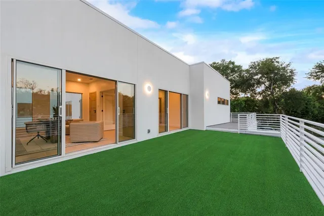 a view of an house with backyard and porch