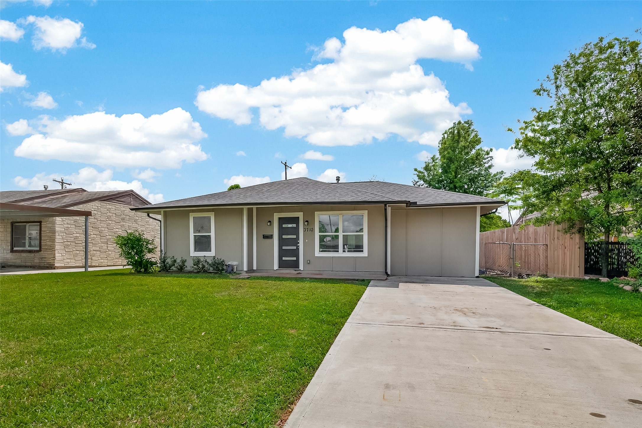 3710 Daphne Street Houston, TX 77021 - Photo 4 of 39 a front view of a house with a yard and trees