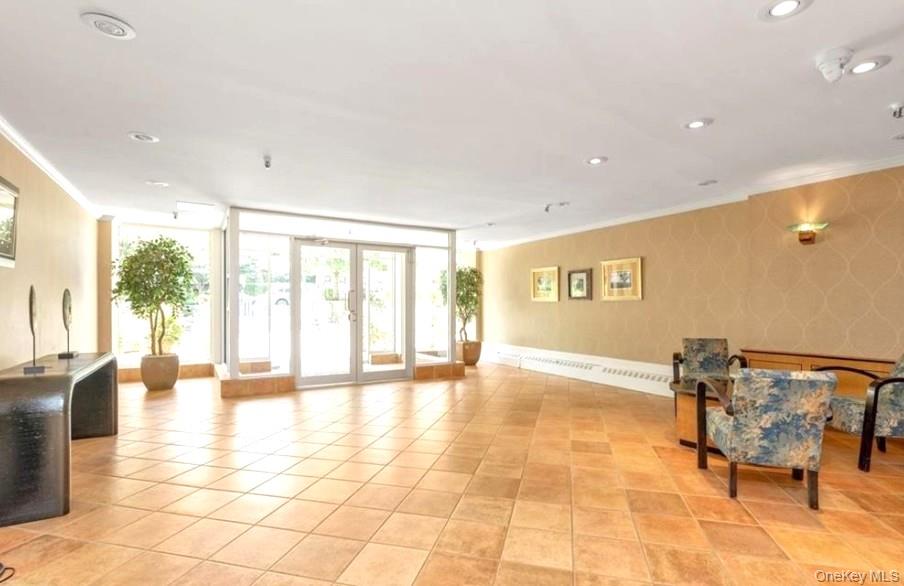 25 Park Place, Unit 3R Great Neck, NY 11021 - Photo 14 of 18 a view of an empty room with a window