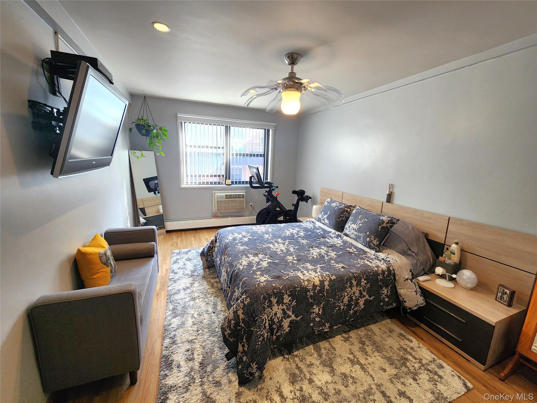 25 Park Place, Unit 3R Great Neck, NY 11021 - Photo 10 of 18 a bed room with bed and tv