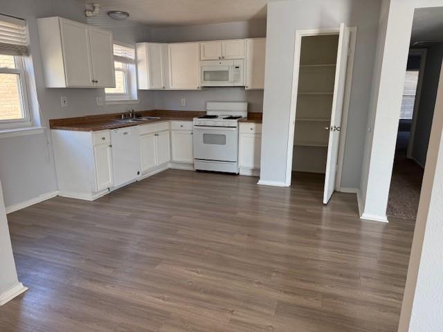 6000 Westridge Lane, Unit 802 Fort Worth, TX 76116 - Photo 5 of 12 a kitchen with granite countertop a stove a sink and a refrigerator
