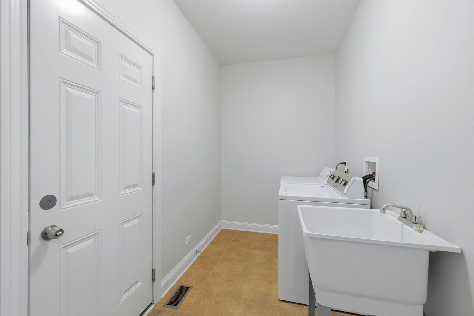 317 Nicole Way Itasca, IL 60143 - Photo 27 of 36 a bathroom with a sink and vanity