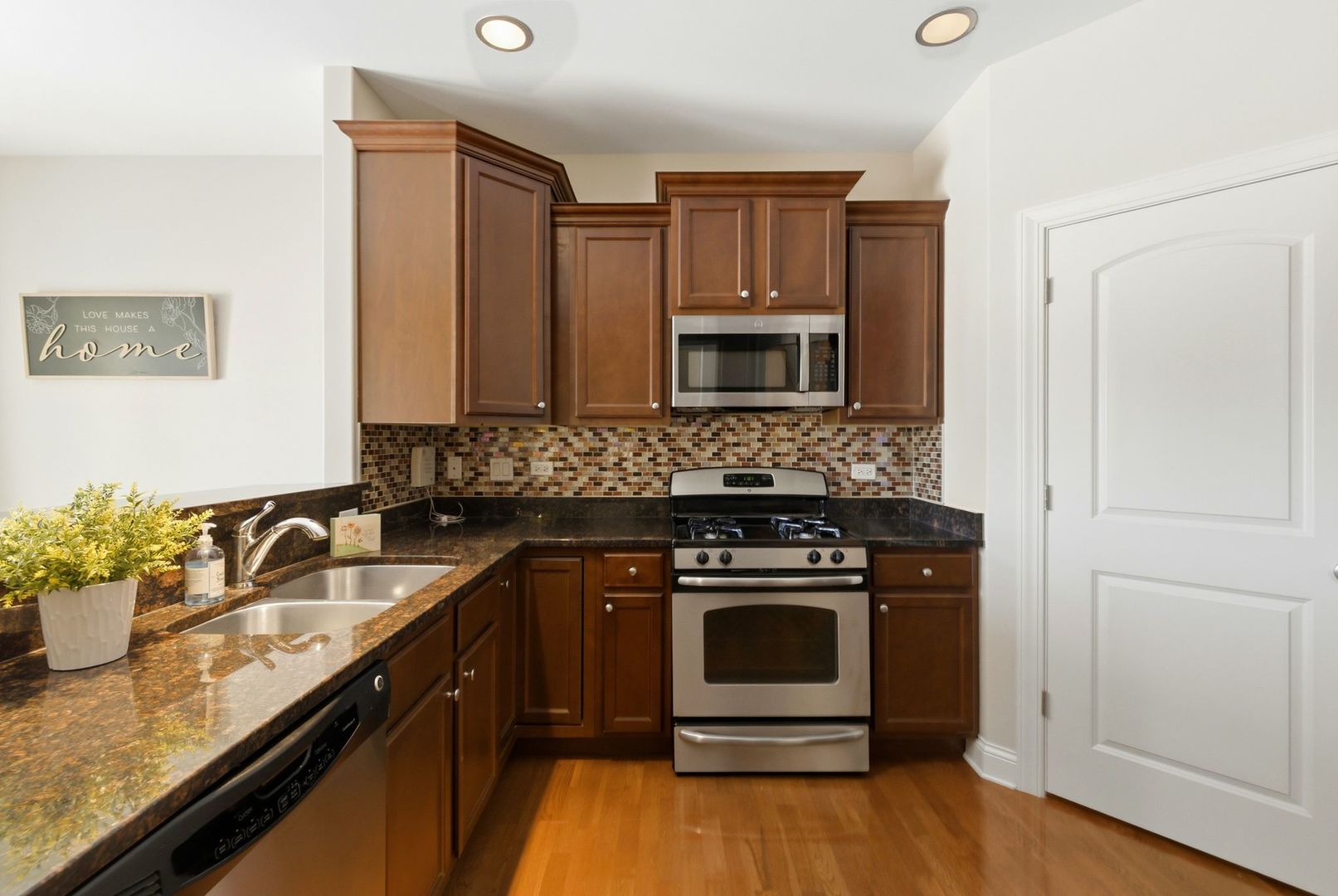 317 Nicole Way Itasca, IL 60143 - Photo 10 of 36 a kitchen with stainless steel appliances a stove sink and cabinets