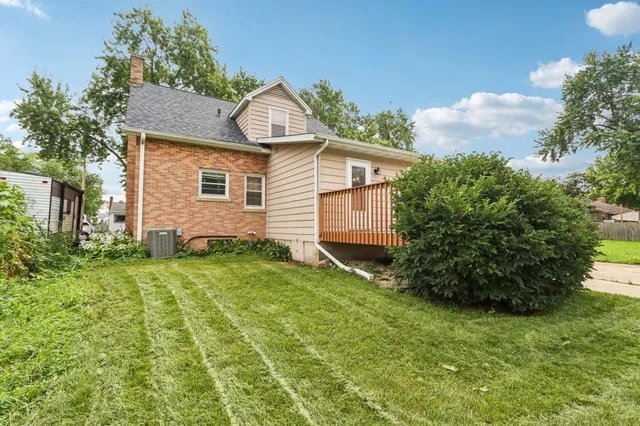 $329,999 | 465 Hawthorne Street, Burlington, WI 53105