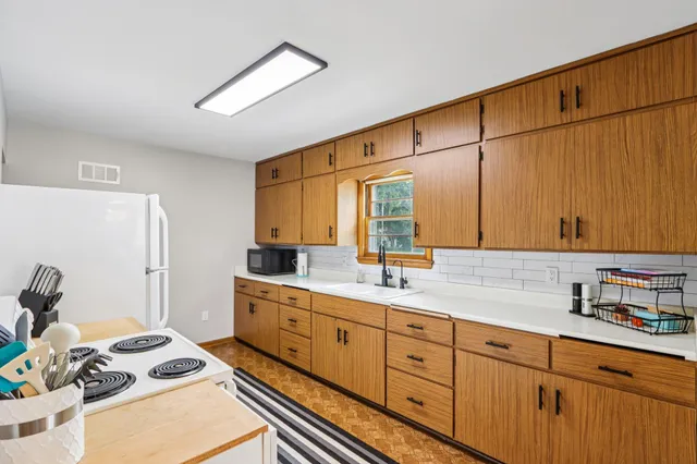 $329,999 | 465 Hawthorne Street, Burlington, WI 53105