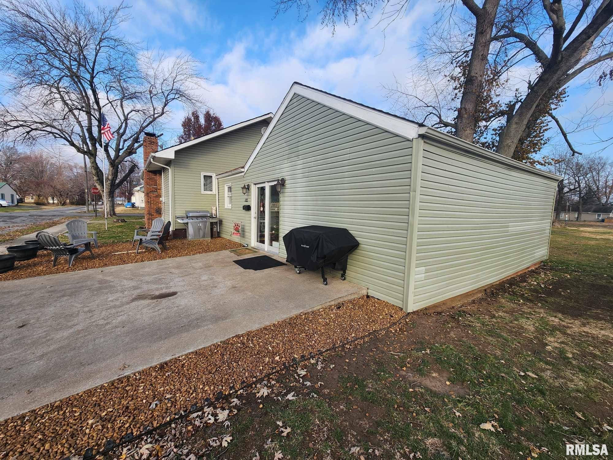 1102 Grayson Street Benton, IL 62812 - Photo 2 of 26 Gallery Image 2
