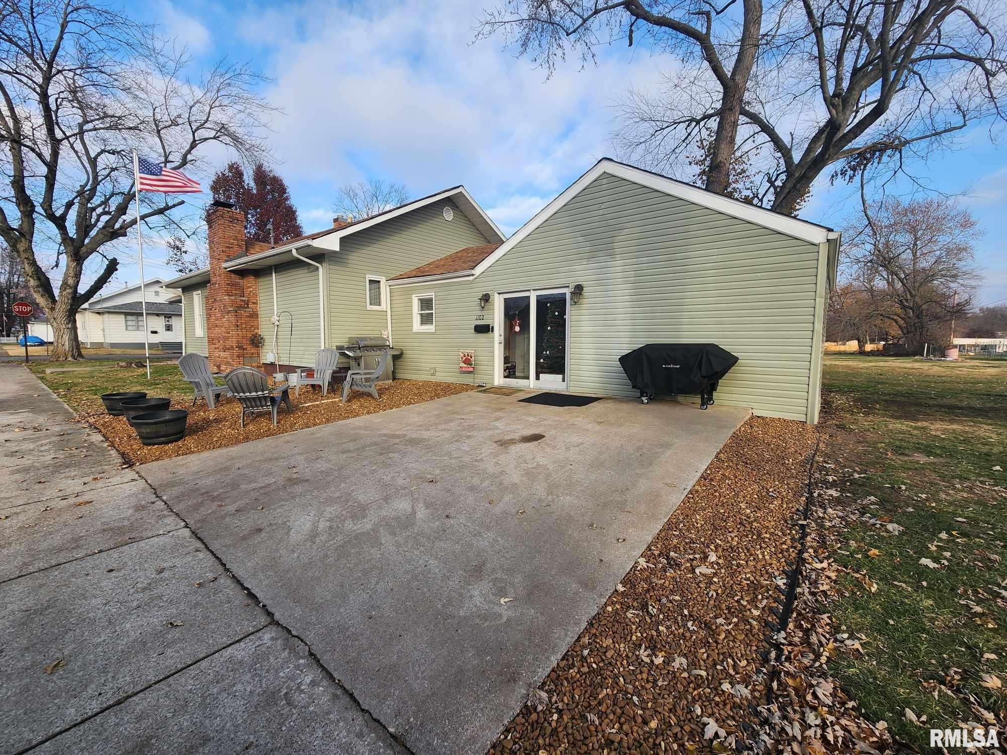 1102 Grayson Street Benton, IL 62812 - Photo 4 of 26 Gallery Image 4