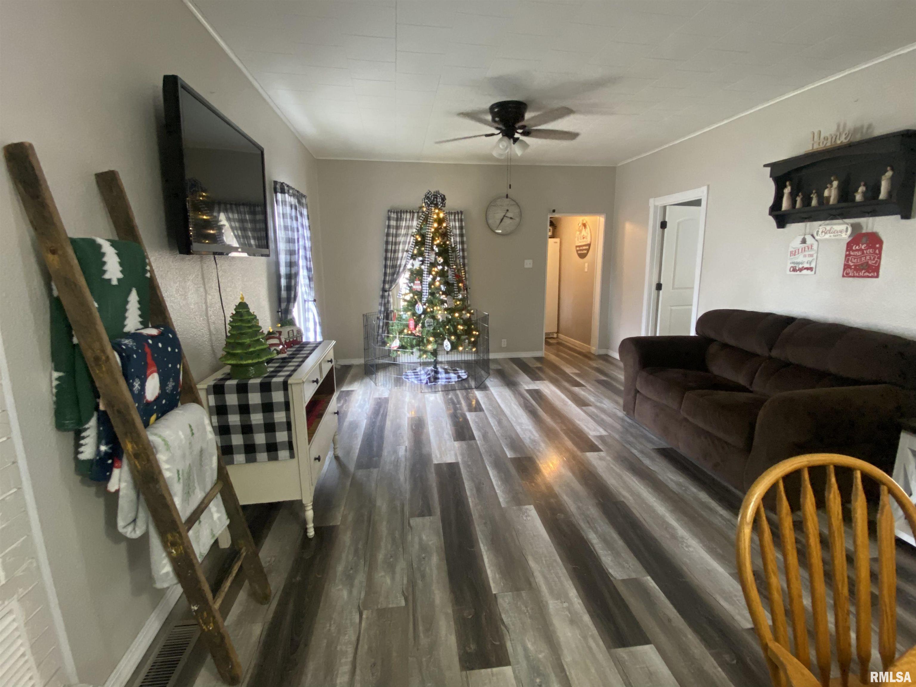 1102 Grayson Street Benton, IL 62812 - Photo 7 of 26 Gallery Image 7