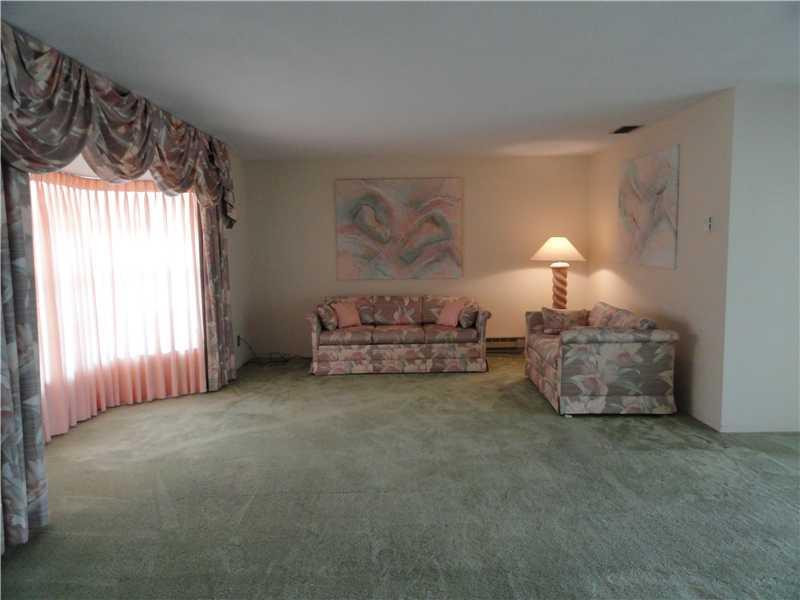 1087 Southwest 11th Street Boca Raton, FL 33486 - Photo 4 of 15 Living Room