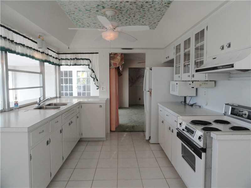 1087 Southwest 11th Street Boca Raton, FL 33486 - Photo 6 of 15 Kitchen