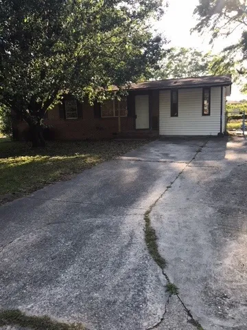 a view of back yard of the house