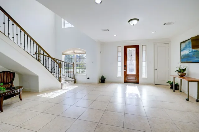 a view of an entryway with a livingroom