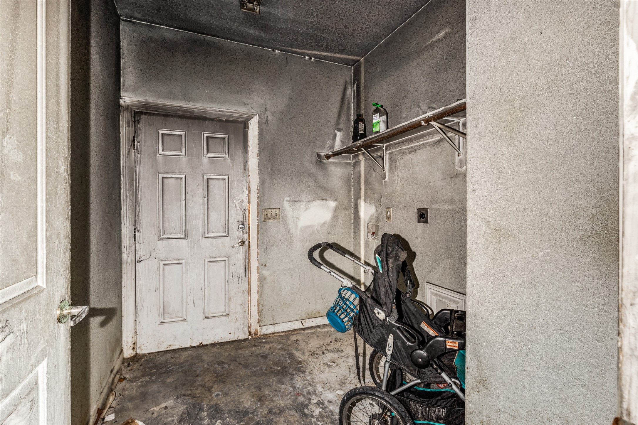 301 Albert Street La Marque, TX 77568 - Photo 15 of 22 a view of a room with gym equipment