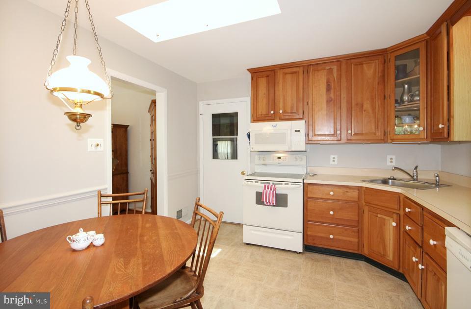7008 Gillings Road Springfield, VA 22152 - Photo 9 of 27 Kitchen