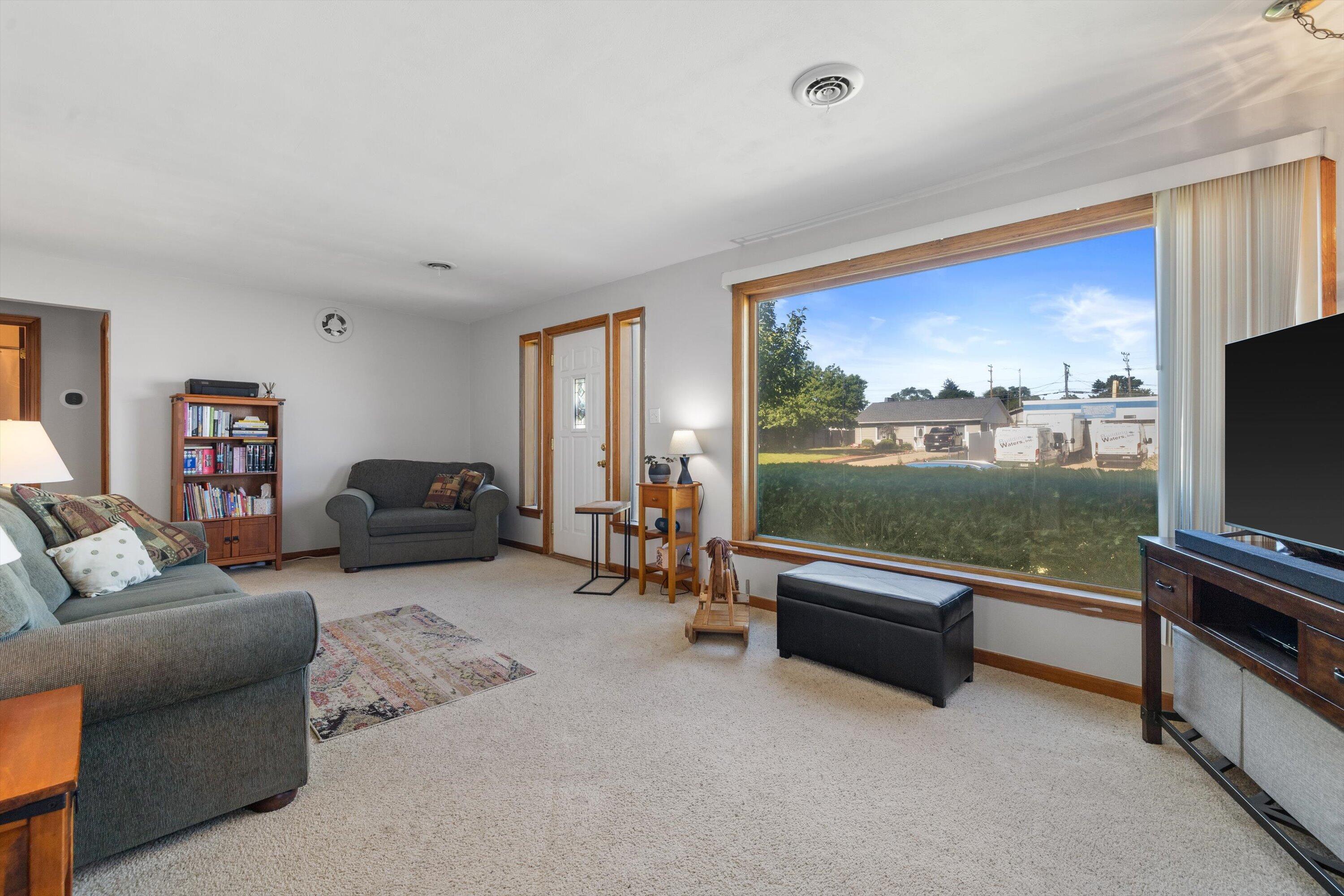 2109 Monroe Avenue Racine, WI 53405 - Photo 4 of 30 Living room