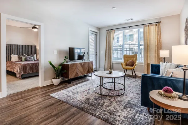 $1,477 | 101 West Morehead Street, Unit S1B, Charlotte, NC 28202