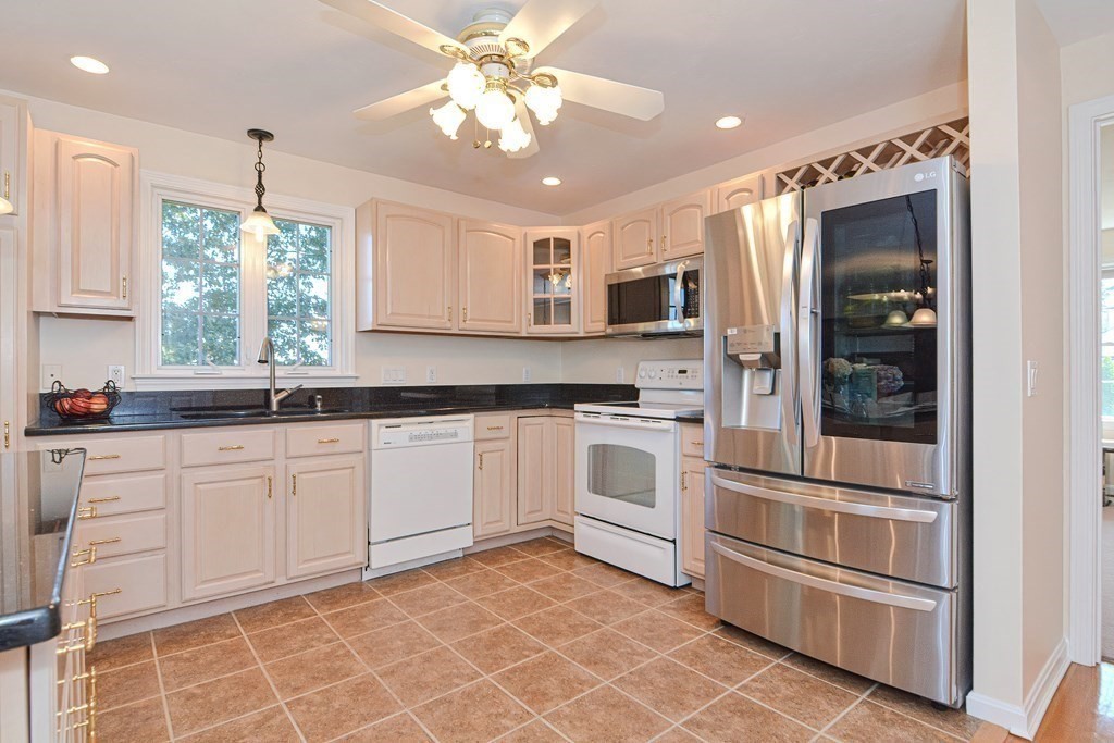 4 Valente Drive Worcester, MA 01604 - Photo 9 of 42