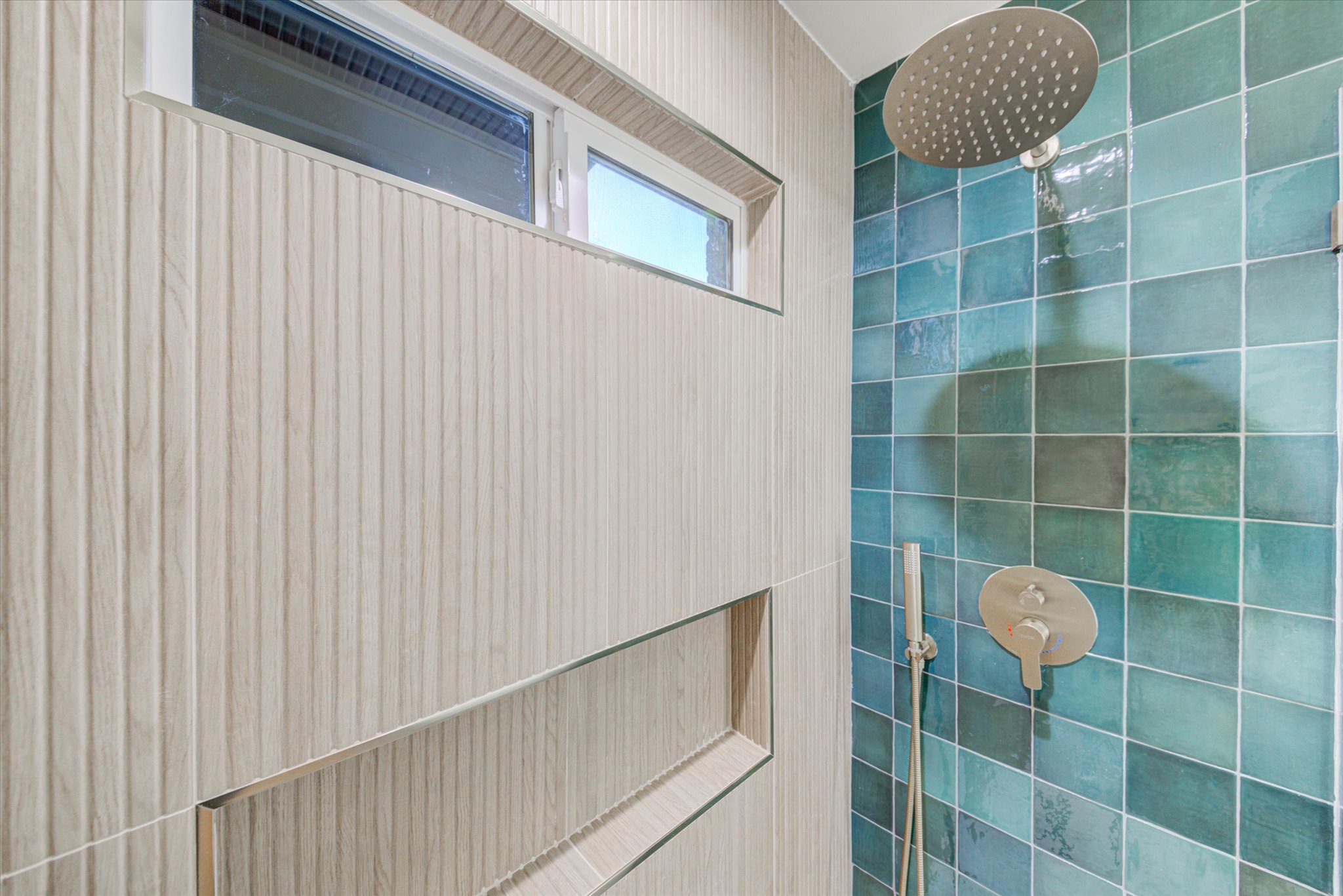 1719 Meander Drive Austin, TX 78721 - Photo 14 of 29 a bathroom with a shower