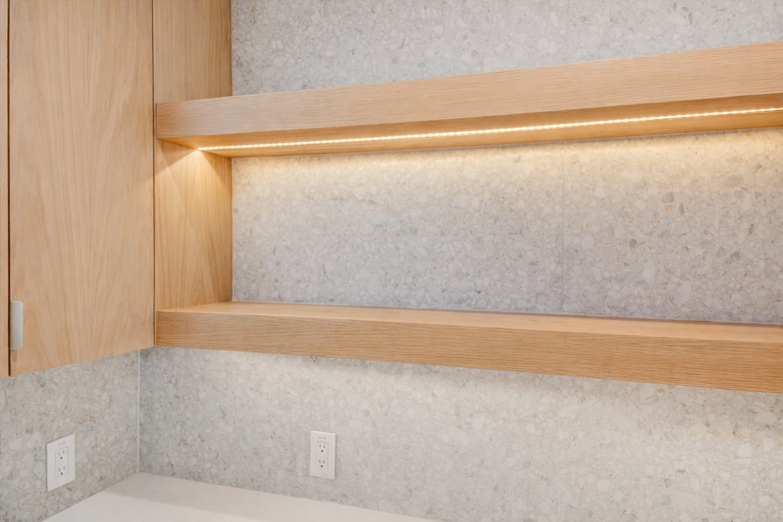 1719 Meander Drive Austin, TX 78721 - Photo 9 of 29 a bathroom with a bathtub