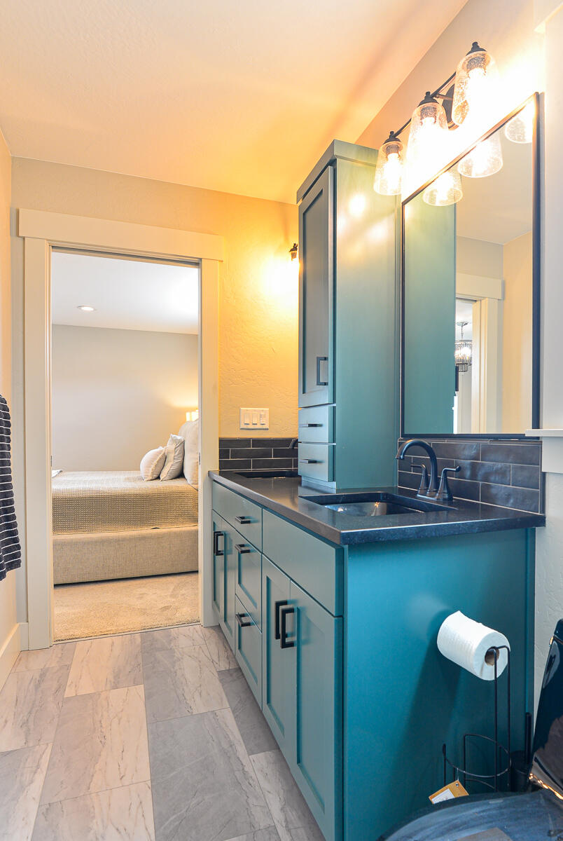 1029 Brandon Way Phoenix, OR 97535 - Photo 28 of 75 a bathroom with a sink a mirror and a bathtub