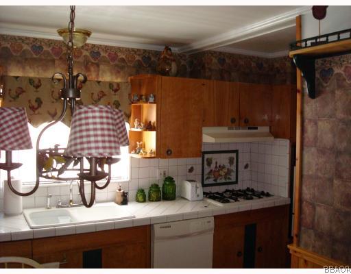 526 Riverside Avenue Sugarloaf, CA 92386 - Photo 8 of 10 Kitchen.